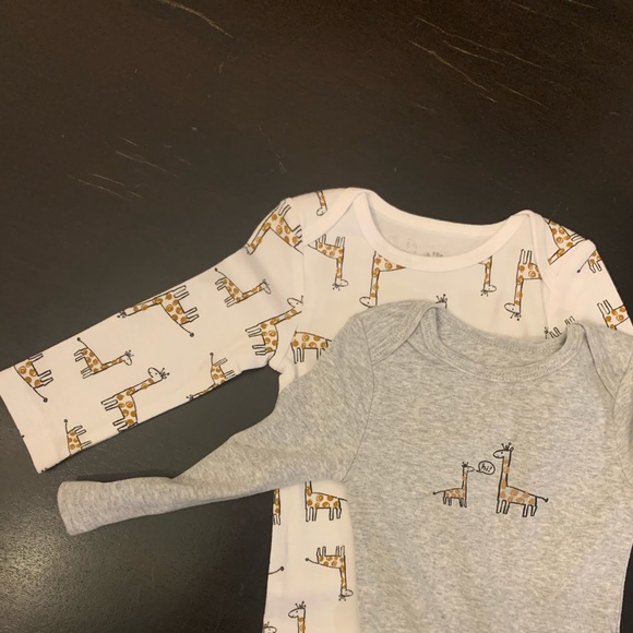 Joe Fresh 4pack long sleeve onsies size 6-9 months - Picture 3 of 4